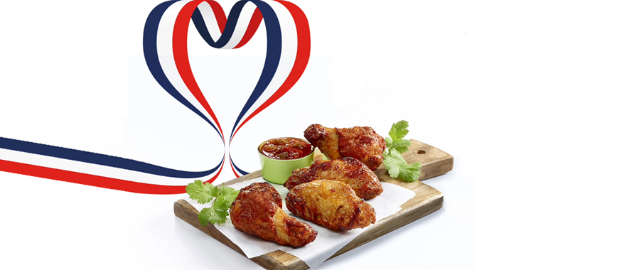 Wooden appetiser board with Doux Tex-Mex Chicken Wings made in France